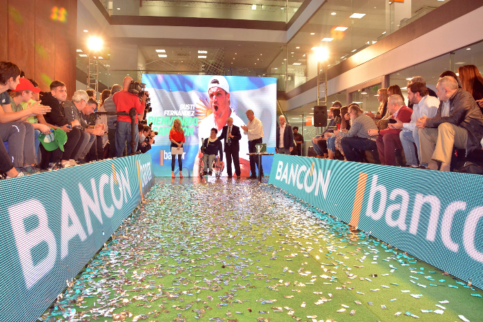 Festejo Gusti Fernández en estadio Bancor (1)