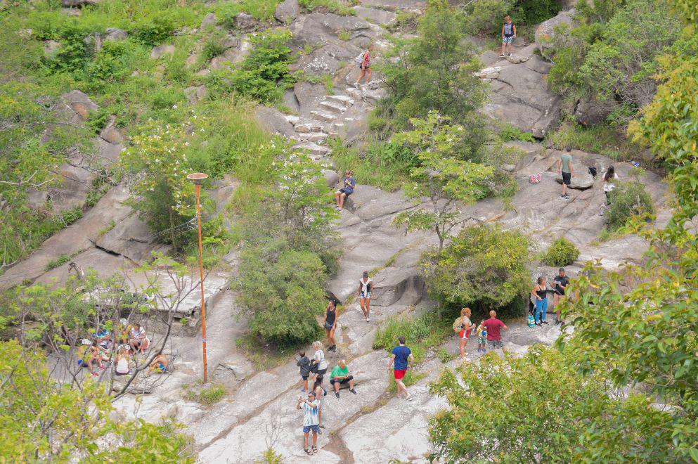 030-Turistas-en-La-Cascada-de-Tanti-en-BAJA