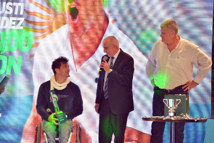 Festejo Gusti Fernández en Bancor autoridades