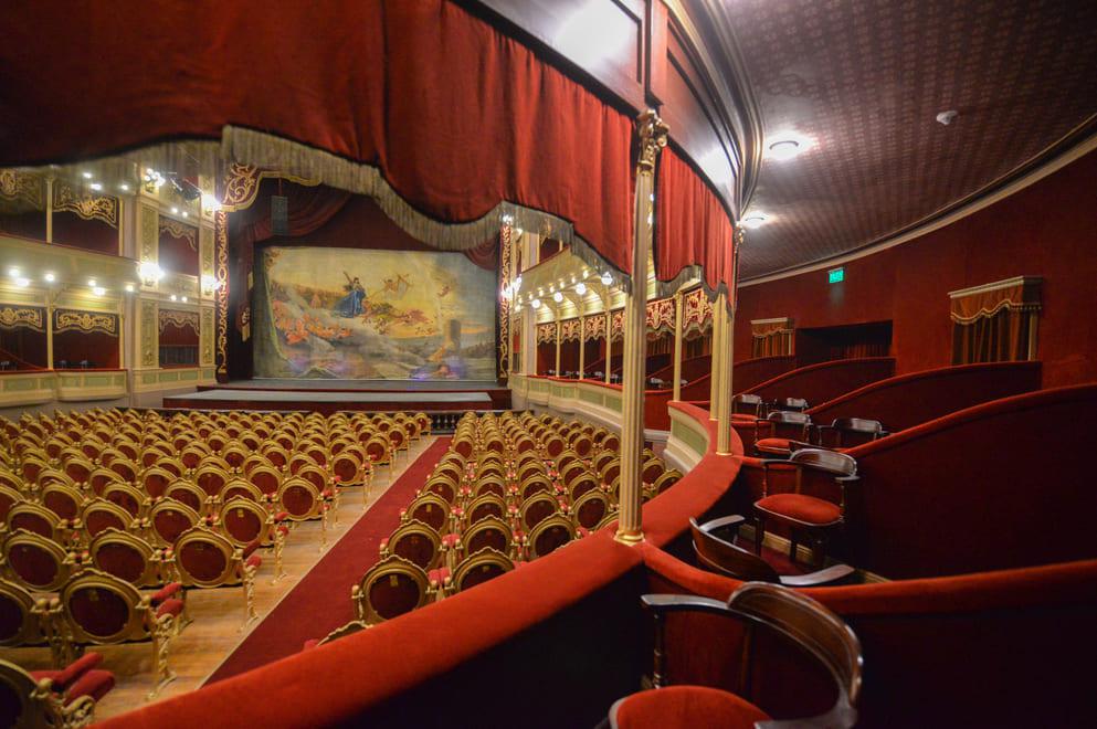 Teatro-del-Libertador_desde-palcos-con-escenario-telon-fantasia_Foto-Vito-Callejon
