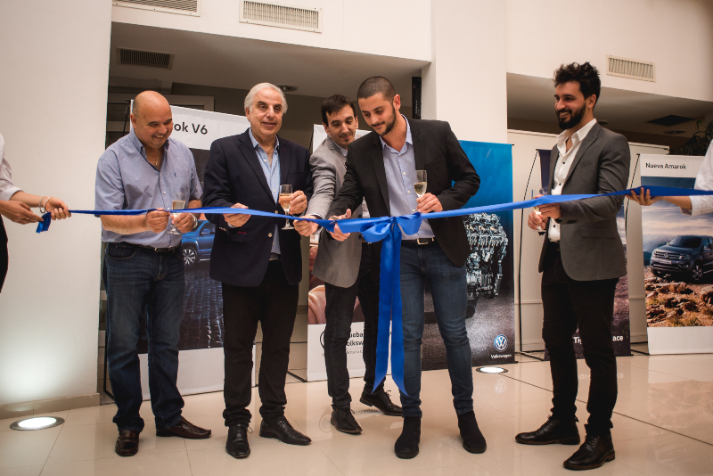 Los directivos de la empresa realizan el corte de cinta inaugural (1)