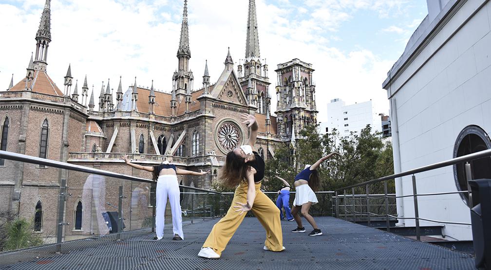 Foto Danza contemporánea en la terraza