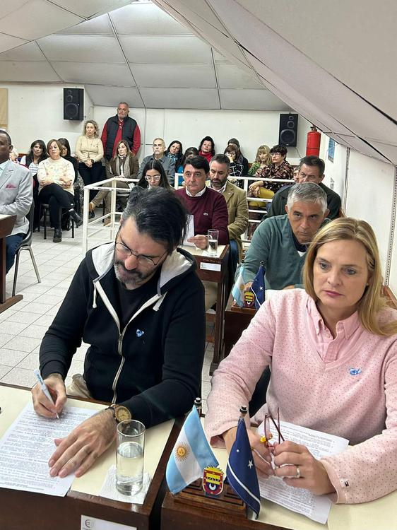 CONCEJAL RODRIGUEZ JUNTO A SU BLOQUE