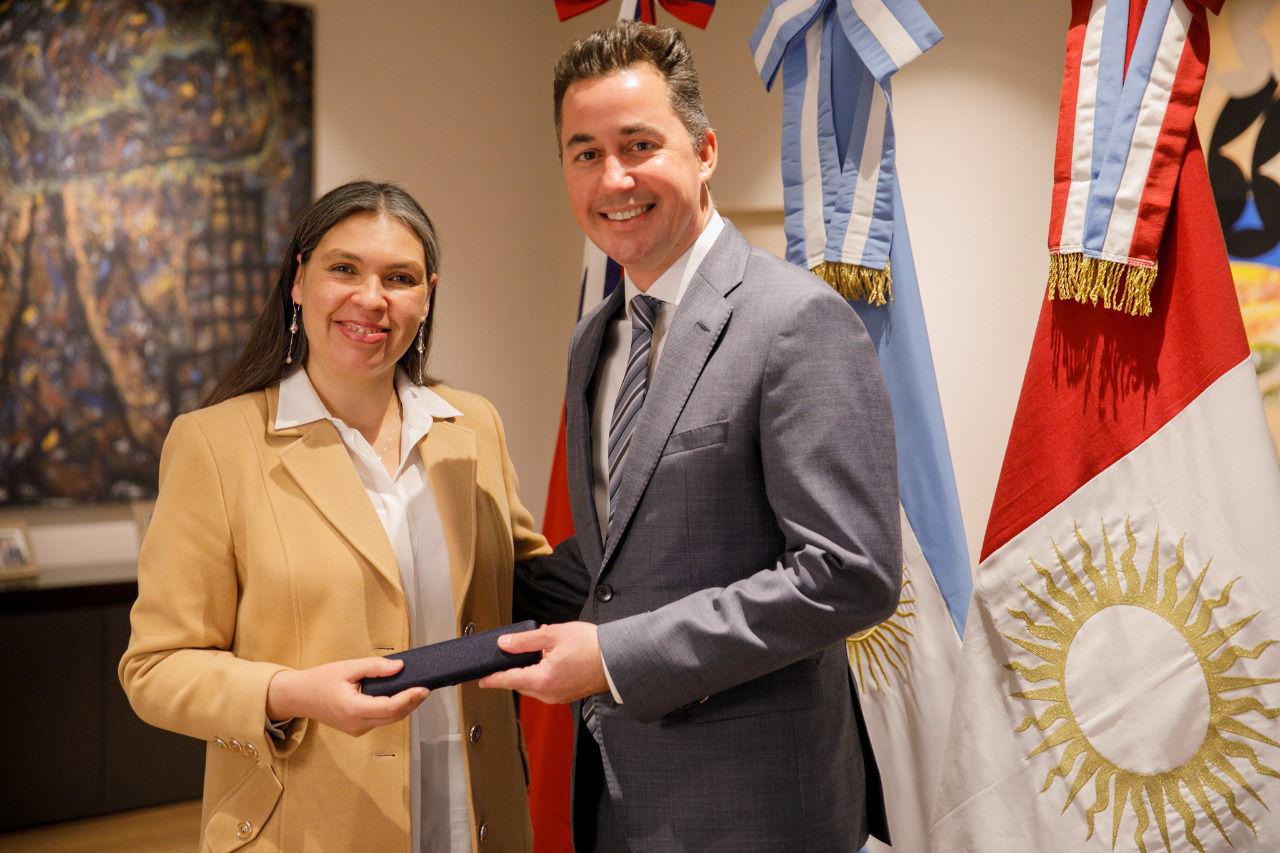 Calvo con embajadora
