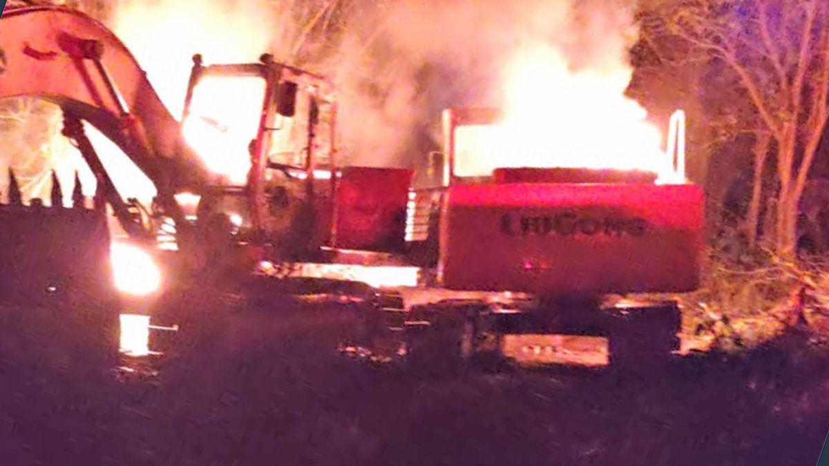 las-maquinarias-quedaron-envueltas-llamas-anoche-causas-que-se-investigan