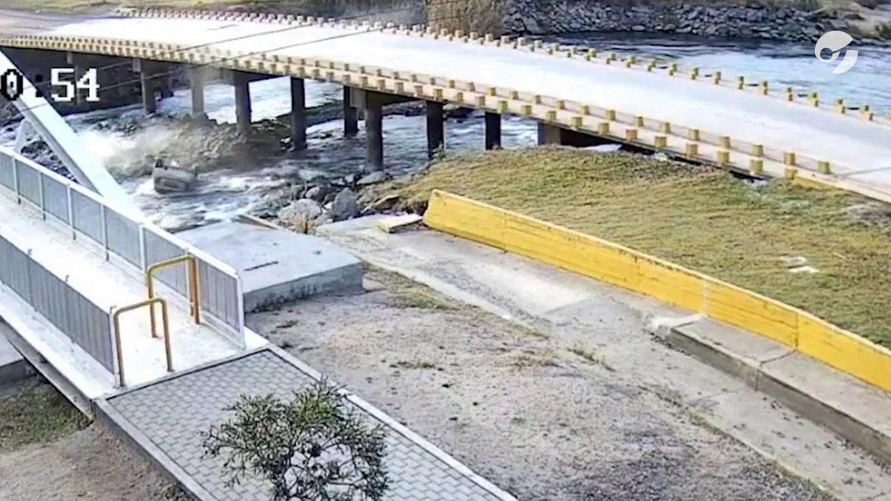 Auto en el rio