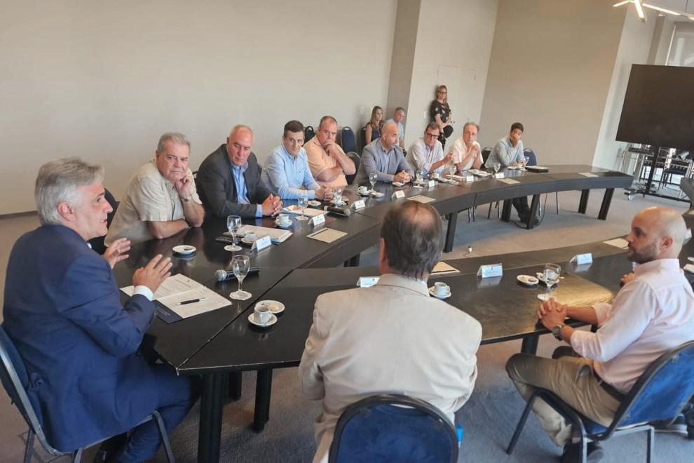 Llaryora-con-productores